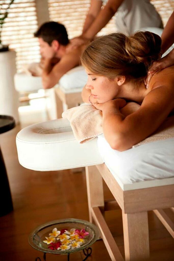 Couple-profitant-d'un-forfait-détente-chez-Omorphia-avant-leur-mariage-institut-de-massage-à-toulouse