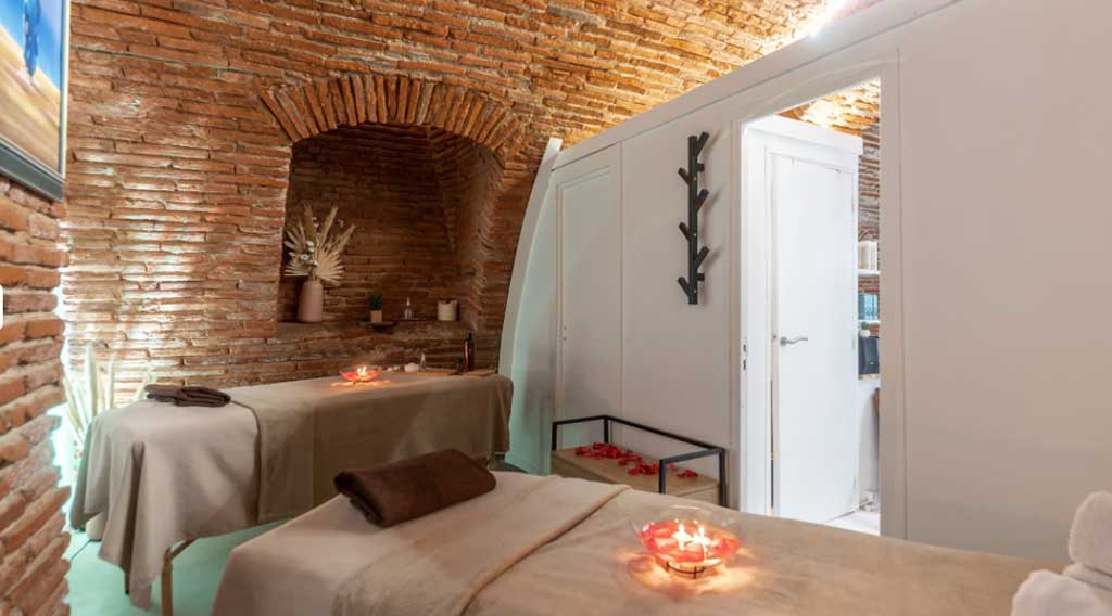 Espace-de-massage-accueillant-et-paisible-avec-des-murs-en-briques-et-une-ambiance-chaleureuse-chez-Omorphia-institut-de-massage-à-Toulouse