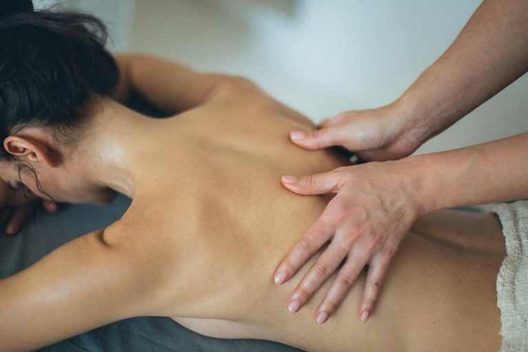 Massage-relaxant-du-dos-effectué-par-un-professionnel-chez-Omorphia-institut-de-massage-à-Toulouse