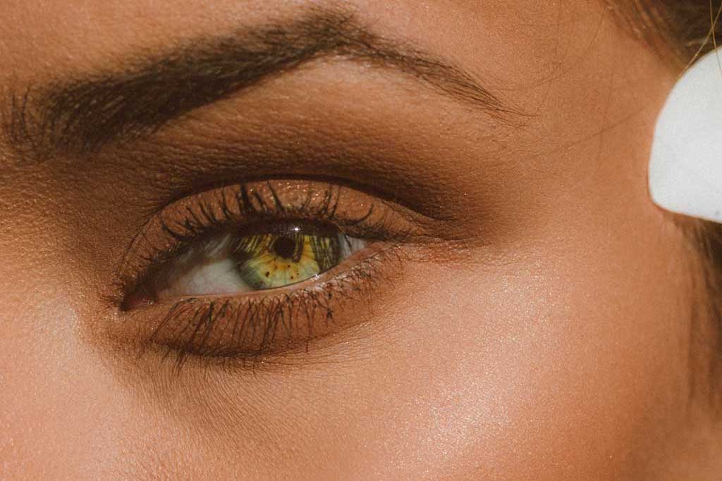 close-upd'un-oeil-féminin-avec-un-soin-contour-des-yeux-appliqué-reflétant-le-soin-'Précision-Regard-Contour-des-Yeux'--institut-à-Toulouse