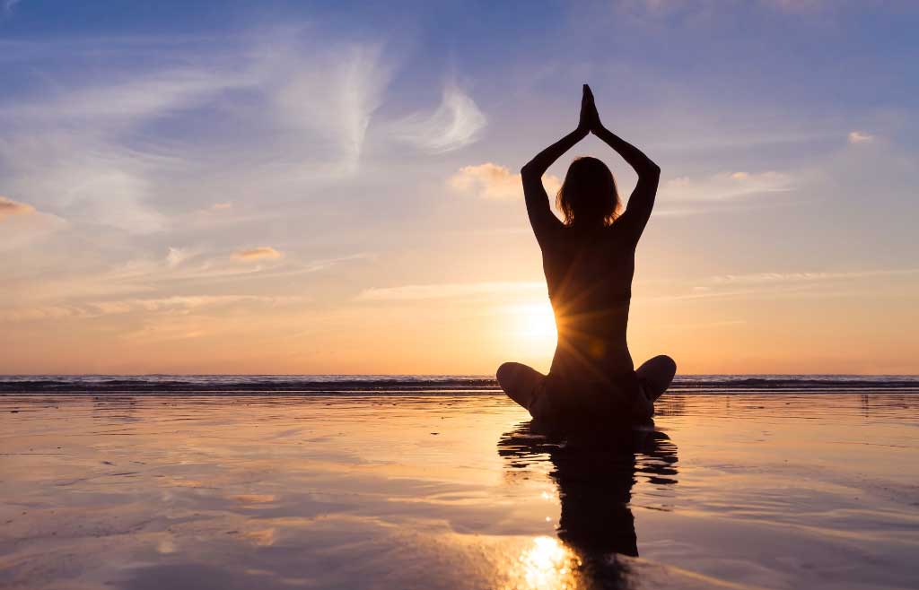 Méditation au coucher du soleil pour le bien-être à Omorphia institut de beauté et de massage à Toulouse