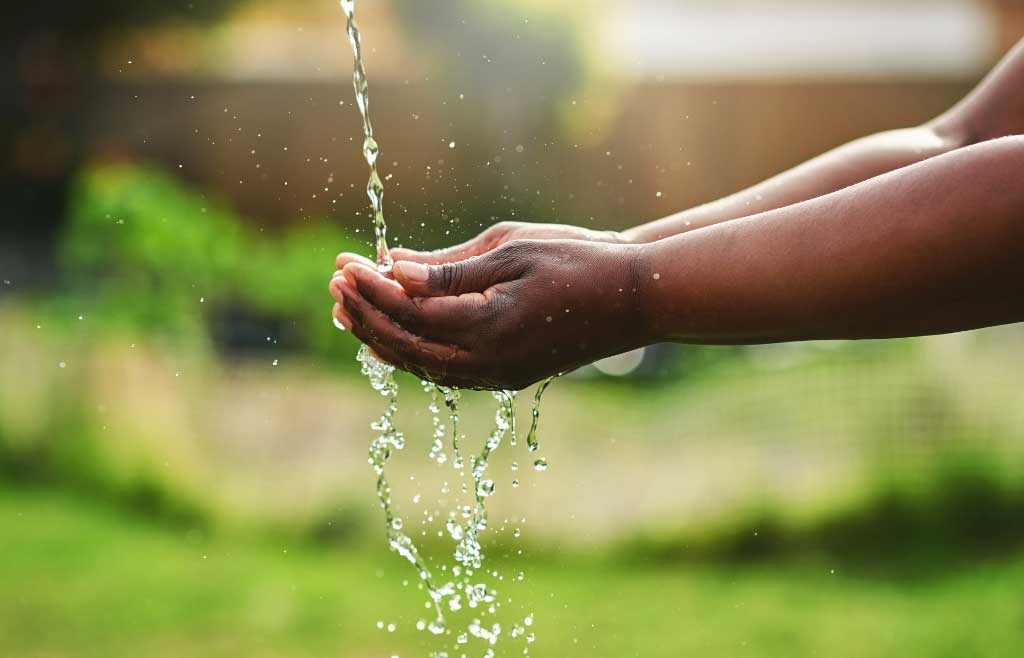 Main sous l'eau pour symboliser la purification et la détente à Omorphia institut de beauté à Toulouse