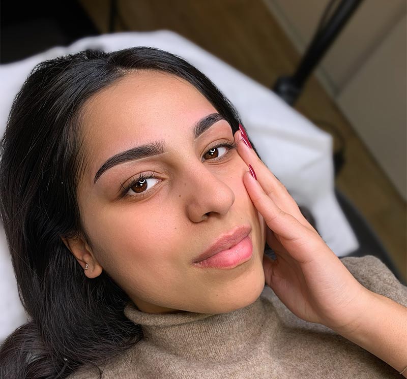 sourcil-avec-une-restructuration-du-sourcil-pour-un-regard-sublimé-omorphia