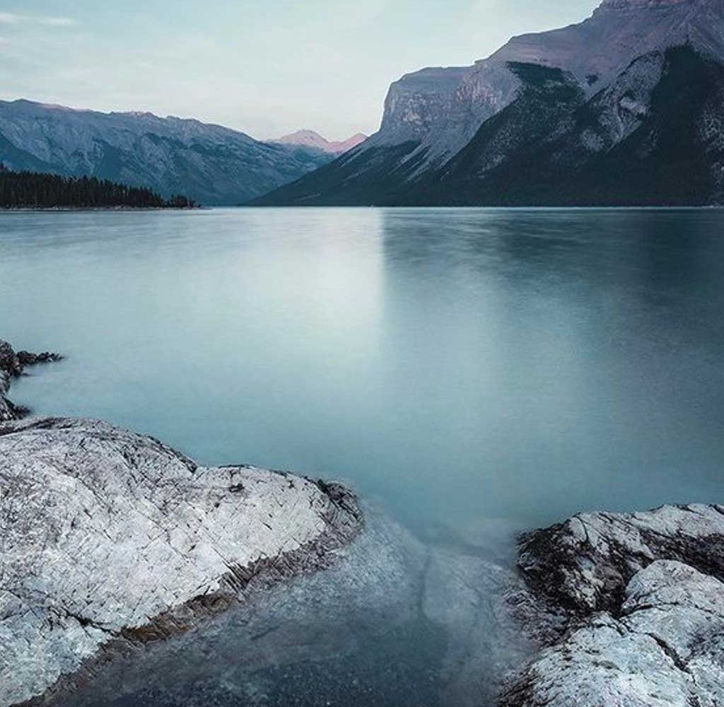 Paysage-d'Islande-inspirant-le-soin-'Éclat-Oxygénant-à-l'Eau-d'Islande'-chez-Omorphia